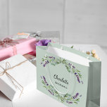 Lavendel Blume Salbei grüne Brautjungfrau Große Geschenktüte<br><div class="desc">Weiche grünen Hintergrund. Mit Lavendel-Blume und Eukalyptusgrün dekoriert. Personalisieren Sie den Namen Ihrer Bridesmade und fügen Sie ihn hinzu.</div>