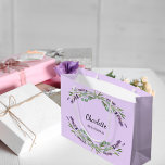 Lavendel Blume violette Brautjungfrau Große Geschenktüte<br><div class="desc">Violetter Hintergrund. Mit Lavendel-Blume und Eukalyptusgrün dekoriert. Personalisieren Sie den Namen Ihrer Bridesmade und fügen Sie ihn hinzu.</div>