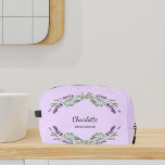 Lavendel Blume violette Brautjungfrau Waschbeutel<br><div class="desc">Ein violetter Hintergrund. Mit Lavendel-Blume und Eukalyptusgrün dekoriert. Personalisieren Sie den Namen Ihrer Bridesmade und fügen Sie ihn hinzu.</div>