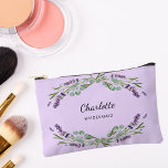 Lavendel Blume violette Brautjungfrau Zubehörtasche<br><div class="desc">Ein violetter Hintergrund. Mit Lavendel-Blume und Eukalyptusgrün dekoriert. Personalisieren Sie den Namen Ihrer Brautjungfrau und fügen Sie ihn hinzu.</div>