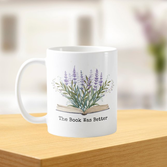 Lavendel-Blume wächst aus der Tasse des Buchleseku (In situ Kitchen table)