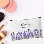 Lavendel-Blume Zubehörtasche<br><div class="desc">Weißer Hintergrund. Mit Lavendel-Blume und Bienen dekoriert. Personalisieren Sie den Namen Ihrer Brautjungfrau und fügen Sie ihn hinzu.</div>