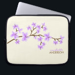 Lavendel-Kirschblüten-Baum Laptopschutzhülle<br><div class="desc">Personalisierte Laptophülse kennzeichnet eine schöne vektorillustration der Kirschblüten oder des Kirschblüte-Baums. Fertigen Sie mit Ihrem Namen,  Monogramm,  Initialen oder Text Ihrer Wahl besonders an. 
 Mujka</div>