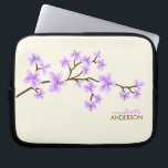 Lavendel-Kirschblüten-Baum Laptopschutzhülle<br><div class="desc">Personalisierte Laptophülse kennzeichnet eine schöne vektorillustration der Kirschblüten oder des Kirschblüte-Baums. Fertigen Sie mit Ihrem Namen,  Monogramm,  Initialen oder Text Ihrer Wahl besonders an. 
 Mujka</div>