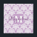 Lavendel Lila Damask Monogram mit Name Magnet<br><div class="desc">Dieser hübsche Magnet zeichnet sich durch ein weißes Damast-Muster über einem Lavendel oder einen lila Hintergrund aus. Das Design ist personalisiert mit einem Monogramm Anfangsbuchstaben sowie einem anpassbaren Namen. Dieses hübsche feminine Muster macht es zu einem großartigen Geschenk für jede Frau oder jedes Mädchen.</div>