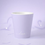 Lavendel Lila Modern Script Girly Monogram Name Milchtasse<br><div class="desc">Lavender Lila einfache Script Monogram Name Latte Coffee Cup Tasse. Das macht den perfekten 16 Geburtstag,  Hochzeit,  Brautparty,  Jubiläum,  Babydusche oder Junggeselinnen-Abschied Geschenk für jemanden,  der Lieben glamourösen Luxus und schicke Stile.</div>