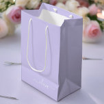 Lavendel Lila Modern Script Girly Monogram Name Mittlere Geschenktüte<br><div class="desc">Lavender Lila einfache Script Monogram Name Geschenktasche. Das macht den perfekten 16 Geburtstag, Hochzeit, Brautparty, Jubiläum, Babydusche oder Junggeselinnen-Abschied Geschenktasche für jemanden, der Lieben glamourösen Luxus und schicke Stile.</div>