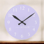 Lavendel Lila Modern Script Girly Monogram Name Runde Wanduhr<br><div class="desc">Starten Sie die Lila einfache Skriptmonogrammnamensuhr. Das macht den perfekten 16 Geburtstag,  Hochzeit,  Brautparty,  Jubiläum,  Babydusche oder Junggeselinnen-Abschied Geschenk für jemanden,  der Lieben glamourösen Luxus und schicke Stile.</div>