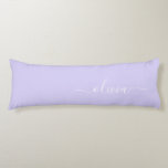 Lavendel Lila Modern Script Girly Monogram Name Seitenschläferkissen<br><div class="desc">Lavender Lila einfache Skript Monogram Name Body Kissen. Das Kissen macht den perfekten 16 Geburtstag, Hochzeit, Brautparty, Babydusche oder Junggeselinnen-Abschied Geschenk für jemanden, der sein Zimmer in Rose Gold dekoriert.</div>
