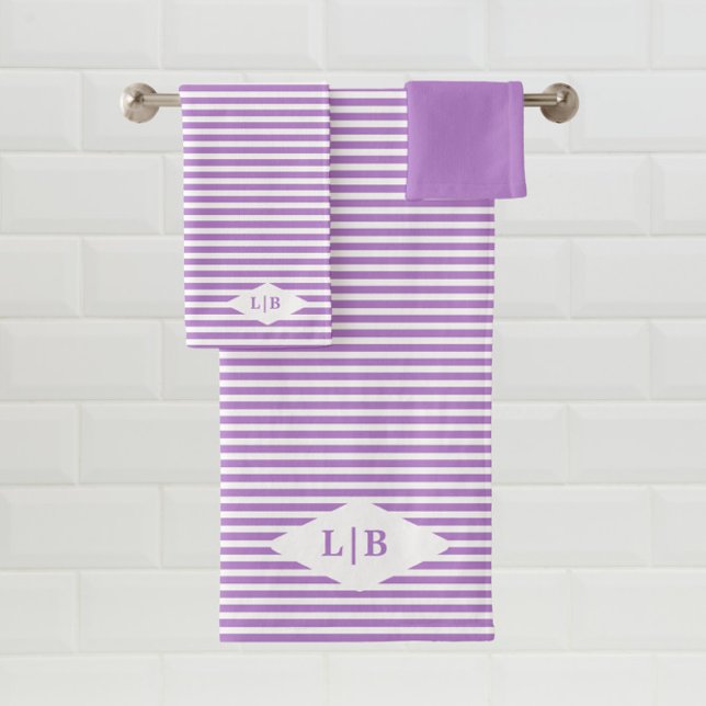 Lavendel Lila Stripes Initials Badetuch Set (Von Creator hochgeladen)