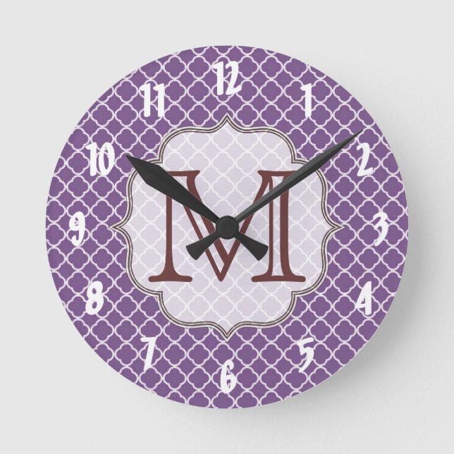 Lavendel Quarterfolie Latti Monogram Wall Clock Runde Wanduhr (Vorderseite)