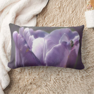 Lavendel-Tulpe mit kleiner Biene Nahaufnahme  Lendenkissen