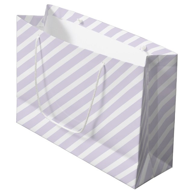 Lavendel und weißes, diagonal gestreiftes Muster Große Geschenktüte (Vorderseite Schrägansicht)