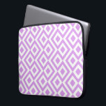 Lavendel und White Meander Laptopschutzhülle<br><div class="desc">Dieses coole Lavendel- und geometrische Muster ist ein originelles Dekorationsdesign. Lavendeldiamanten mit weißen Rändern sind von leichten lila Mäandern umgeben,  die um sie kreisen. Weiße Zickzacksäcke trennen die kurvenförmigen,  blassen lila Wege und die verdichteten Diamanten. Digitales Bild. Copyright © 2013 Claire E. Skinner. Alle Rechte vorbehalten.</div>