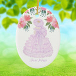 Lavendel Wanderweg Maggiore Keramik Ornament<br><div class="desc">Das Design basiert auf einer originalen Aquarellmalerei des Ladenbesitzers. Trailmädchen sind die Botschafter der Stadt Mobile, Al. Dieses Design entstand aus meinen Aquarellmalereien. Mit Aquarell-Blume und Blattwerk umrahmt von den wunderschönen, ikonischen Botschaftern der Stadt. Das Lavendelkleid, der Sonnenschirm und der gekräuselte Hut sind unverkennbar. Passen Sie die Nachricht und den...</div>