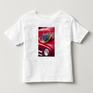 Lavendelsträuße ruhen auf altem Farm-Pickup-Truck Kleinkind T-shirt