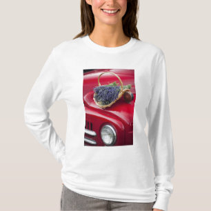 Lavendelsträuße ruhen auf altem Farm-Pickup-Truck T-Shirt