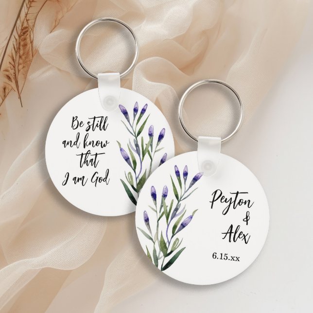 Lavender Bible Verse Christliche Hochzeit Gastfreu Schlüsselanhänger ("Be still and know that I am God" lavender on white custom keychain)
