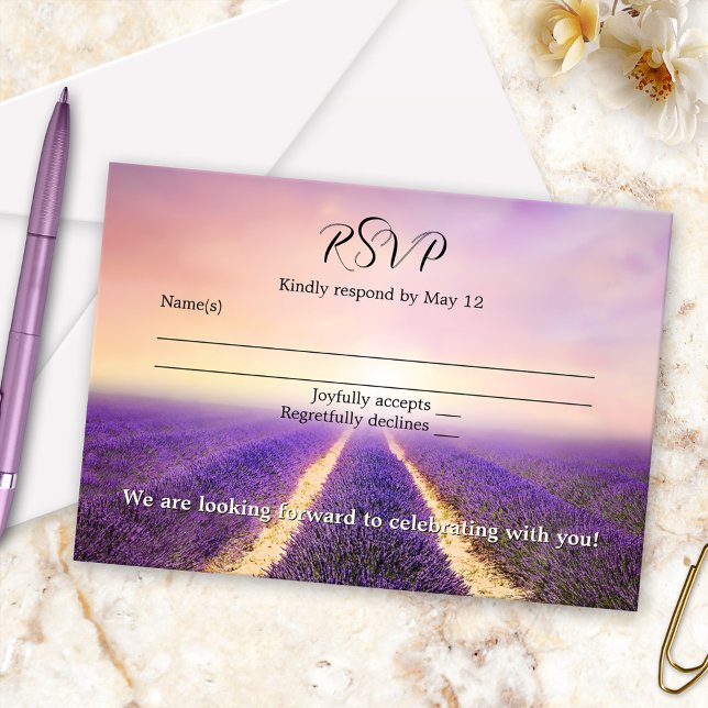 Lavender Blume Field Country Wedding RSVP Card Einladung (Wedding RSVP card featuring a painting of a lavender flower field in dreamy lilac, violet and purple)