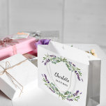 Lavender Blume Grünpflanzen Brautjungfrau Große Geschenktüte<br><div class="desc">Weißer Hintergrund. Mit Lavendel-Blume und Eukalyptusgrün dekoriert. Personalisieren Sie den Namen Ihrer Bridesmade und fügen Sie ihn hinzu.</div>