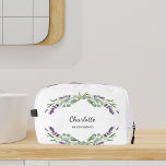 Lavender Blume Grünpflanzen Brautjungfrau Waschbeutel<br><div class="desc">Weißer Hintergrund. Mit Lavendel-Blume und Eukalyptusgrün dekoriert. Personalisieren Sie den Namen Ihrer Bridesmade und fügen Sie ihn hinzu.</div>