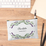 Lavender Blume Grünpflanzen Brautjungfrau Zubehörtasche<br><div class="desc">Weißer Hintergrund,  schwarzer und lila Text. Mit Lavendel-Blume und Eukalyptusgrün dekoriert. Personalisieren Sie den Namen Ihrer Brautjungfrau und fügen Sie ihn hinzu.</div>