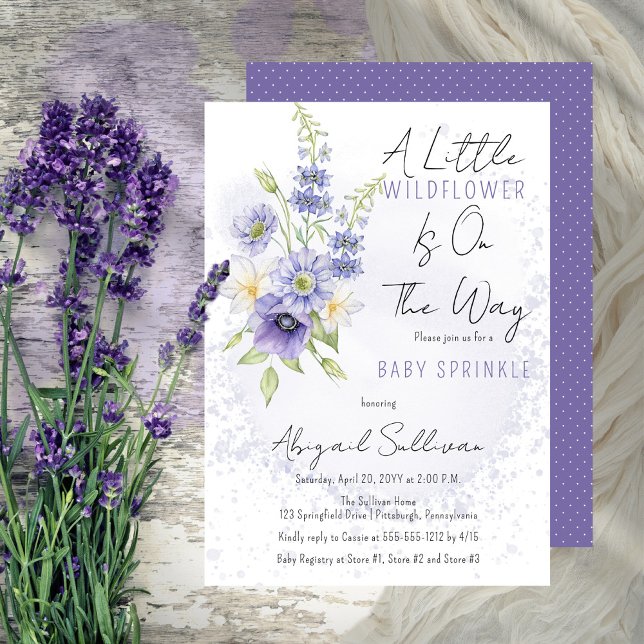 Lavender Boho Eine kleine Wildblume Baby Sprinkle Einladung (A Little Wildflower Is On The Way Lavender Floral Baby Sprinkle Invitation - Print | Digital )
