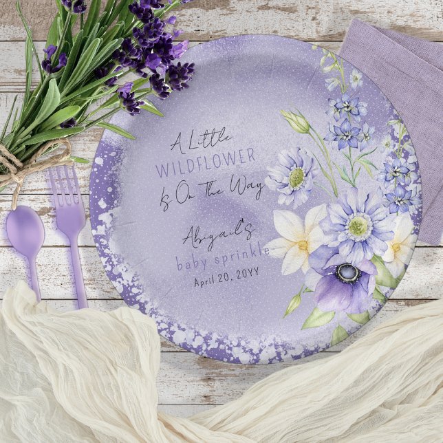 Lavender Boho Eine kleine Wildblume Baby Sprinkle Pappteller (A Little Wildflower Is On The Way Lavender Floral Baby Sprinkle Paper Plates)