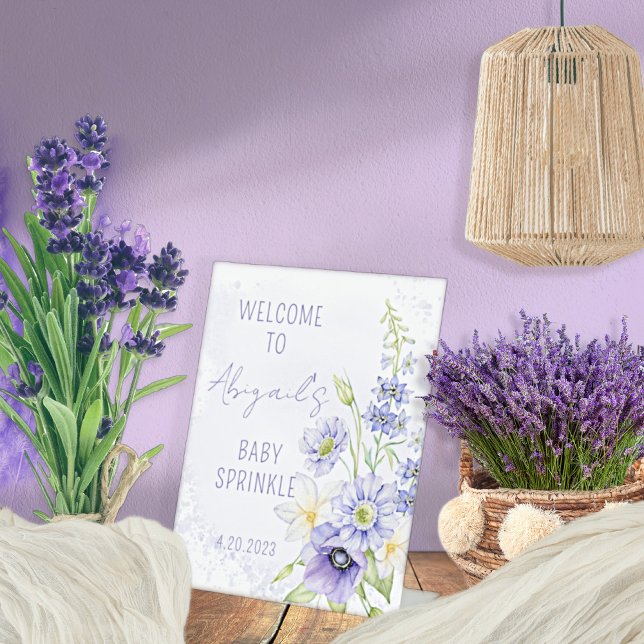 Lavender Boho Wildblume Baby Sprinkle Willkommen Sockelschild (A Little Wildflower Is On The Way Lavender Floral Baby Sprinkle Tabletop Pedestal Sign)