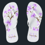 Lavender Cherry Blüten Mit Monogramm Flip Flops<br><div class="desc">Schöne und süße Kirschblüten oder Sakura-Blume sind perfekt für Frühling,  Sommer,  sowie für Braut,  Brautmädchen,  Brautmutter,  Bräutigam,  Trauzeugin,  Blume Mädchen Geschenke,  und vieles mehr!</div>