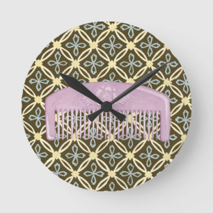 Lavender Comb on Chocolate Background Runde Wanduhr