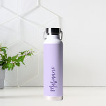 Lavender-individuelle Name-Skript Trinkflasche<br><div class="desc">Violett,  Lavendelfarbe als Hintergrund. Personalisieren Sie Ihren Namen und fügen Sie ihn hinzu. Lila handgeschriebene Stilschrift.</div>