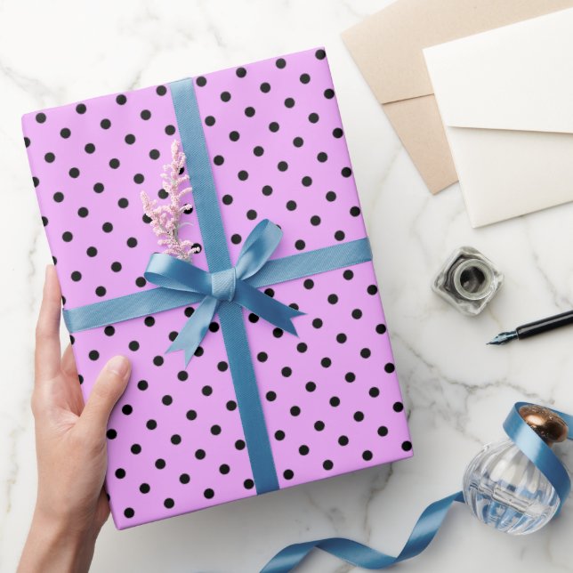 Lavender und Black Polka Dots Geschenkpapier (Schenken)
