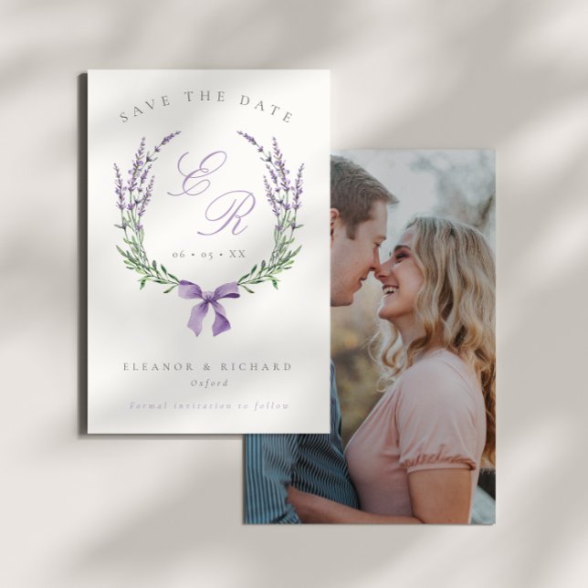 Lavender Wreath & Bow Monogram Wedding Foto Save The Date (Von Creator hochgeladen)