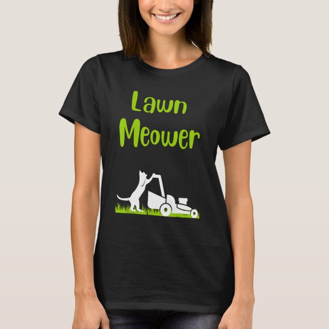 Lawn mowing standing cat cutting grass meowing pun T-Shirt (Vorderseite)