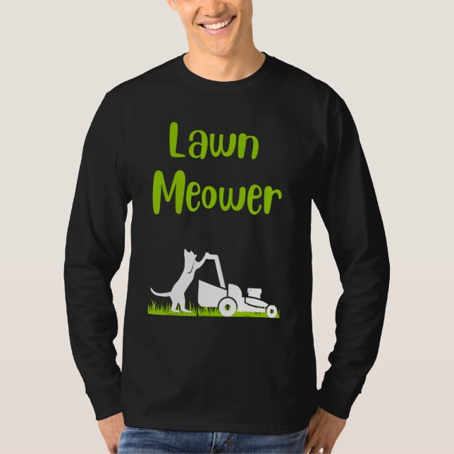Lawn mowing standing cat cutting grass meowing pun T-Shirt (Vorderseite)