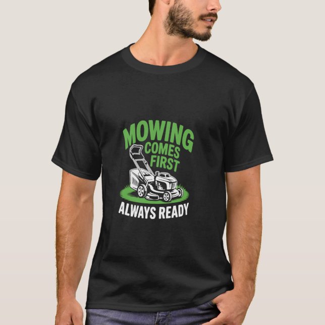 Lawnmäher Lustiger Landschaftsgestalter Priorität  T-Shirt (Vorderseite)