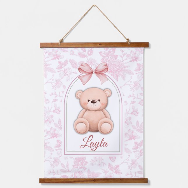 Layla | Benutzerdefiniertes rosa Teddy-Bär-Kinderz Wandteppich Mit Holzrahmen (Vorderseite)