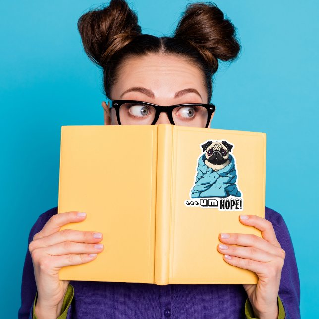 Laziger Mops ist in einer Decke aufgewühlt Aufkleber (Von Creator hochgeladen)