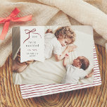 Lazo Navideño | Feliz Navidad Tarjeta con Foto Feiertagskarte<br><div class="desc">Celebre esta temporada con nuestra tarjeta de navidad personalizada. Este krankño minimalista y moderno muestra su foto favorita como fondo, con un delicado recuadro blanco en forma de etiqueta en la esquina superior izquierda. Un lazo rojo dibujado a mano envuelve elegantemente el año en su innere, "Feliz Navidad", se encuentra...</div>