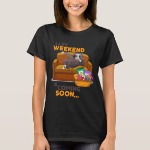 Lazy Weekend Faultier Niedlich auf einem Sofa sitz T-Shirt