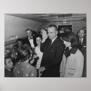 LBJ, die den Eid auf die Luftwaffe einnimmt Poster