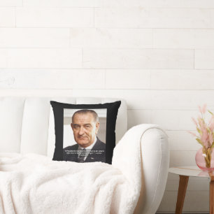 LBJ und Zitat "Zu wissen, was richtig ist"  Kissen