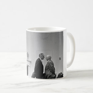LBJ, welches die Behandlung gibt Tasse