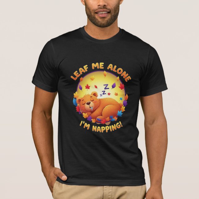 Leaf Me Alone I'm Napping - Sleeping Bear Pun T-Shirt (Vorderseite)