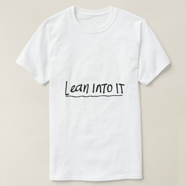 Lean Into It – Mindset-Typografie T-Shirt (Design vorne)