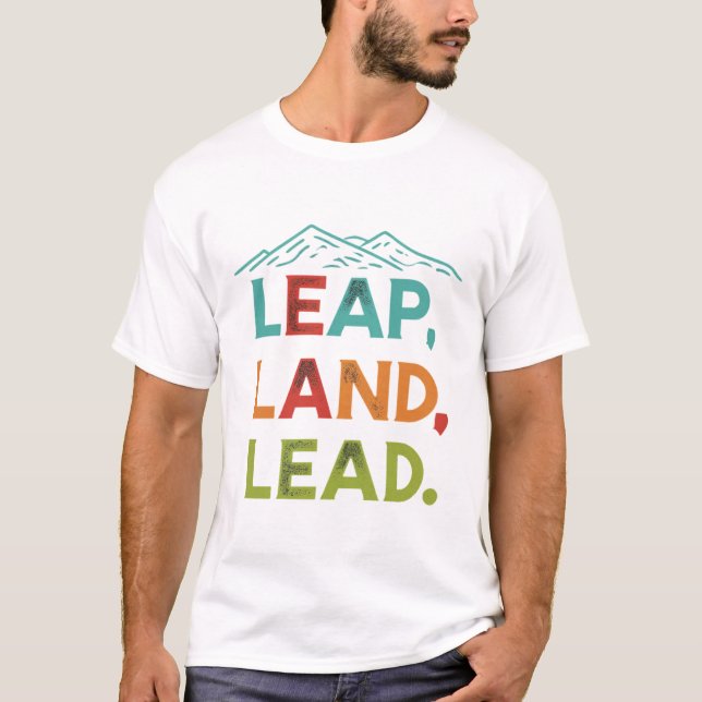 Leap, Land, Lead: Hoch auf Erfolg T-Shirt (Vorderseite)