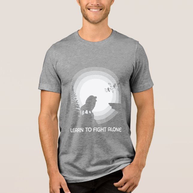 Learn to Fight Alone – Lion Under Moonlight Tri-Blend Shirt (Vorderseite)