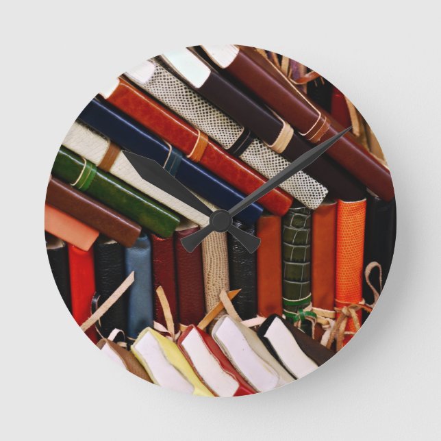 Leather-Bound-Journals Runde Wanduhr (Vorderseite)