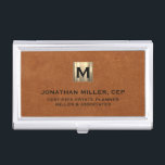 Leather Luxury Gold Erstlogo Visitenkarten Dose<br><div class="desc">Einfaches modernes Luxus-Design mit goldgebürstetem Gold-Erstlogo-Medaille mit personalisiertem Namen,  Firmennamen oder Sondertext unten in klassischer Blocktypografie auf einem braunen Ledertextur. Personalisieren Sie Ihre individuelle Verwendung.</div>